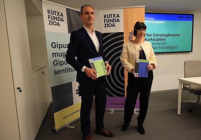 Ander Aizpurua y Karmele Gómez, de Kutxa Fundazioa, este martes en la rueda de prensa.