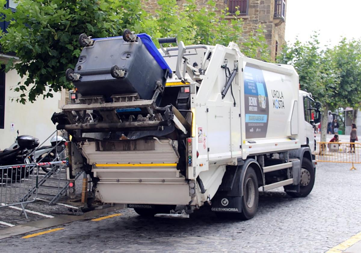 Hondakinak jasotzen dituen kamioia herriko kaleetan.