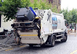 Hondakinak jasotzen dituen kamioia herriko kaleetan.