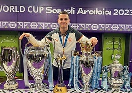 Sergio Gómez posa con varios de los trofeos que ha ganado con el Manchester City.