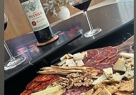 Picoteo de lujo que se dieron Antoine Griezmann y su mujer, Erika Choperena.