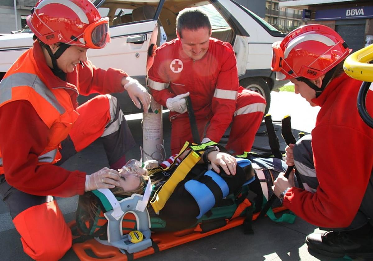 Iñigo Guridi, en el centro, en una actividad de formación desarrollada por voluntarios de San Prudencio.
