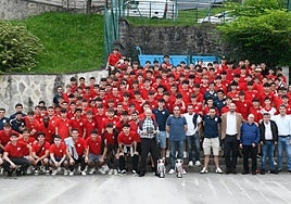 Antes de la entrega de premios, la familia del CD Urki se sacó la foto con las autoridades, y las dos copas de Gipuzkoa y el premio de la Federación Guipuzcoana de Fútbol.