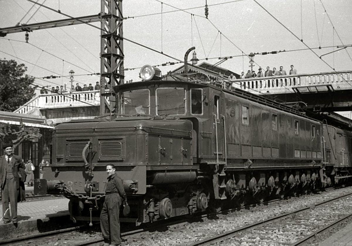 Locomotora de la época en la Estación del Norte.