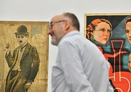 Rebordinos, frente al cartel de 'Charlot' fumando.