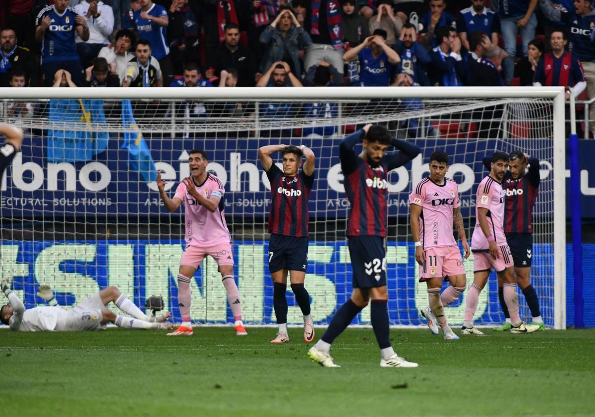 Jugadores y aficionados se lamentan de una ocasión fallada por el Eibar.