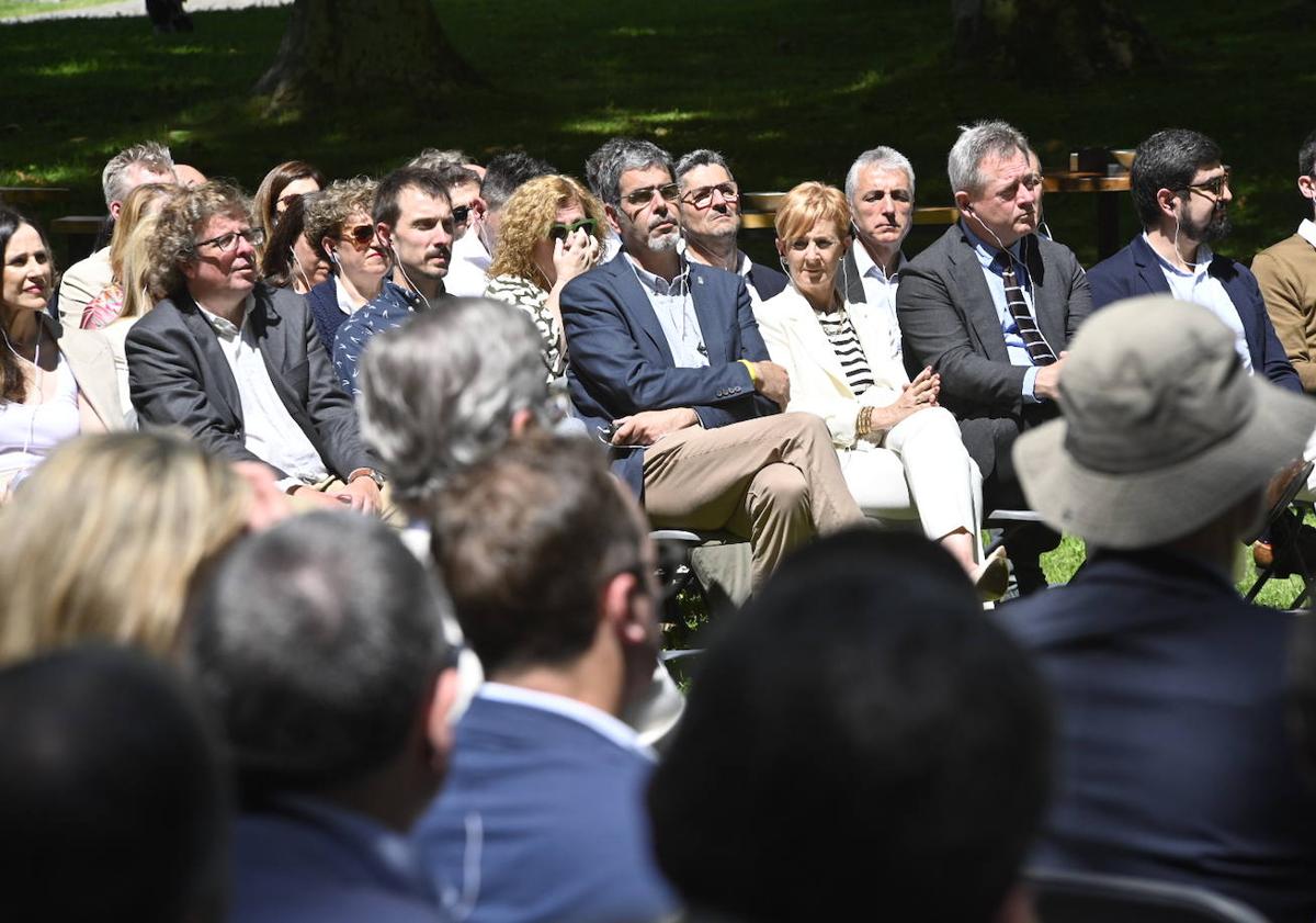 Imagen principal - La Diputación sitúa los ejes de la legislatura en el crecimiento económico y en el bienestar social