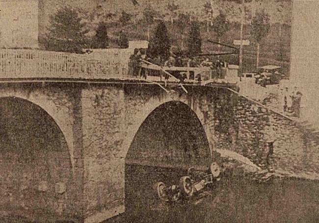 El camión rompió el petril del puente y cayó al río.