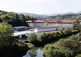 Los cuarteles de Loiola, vistos desde la margen izquierda del río.