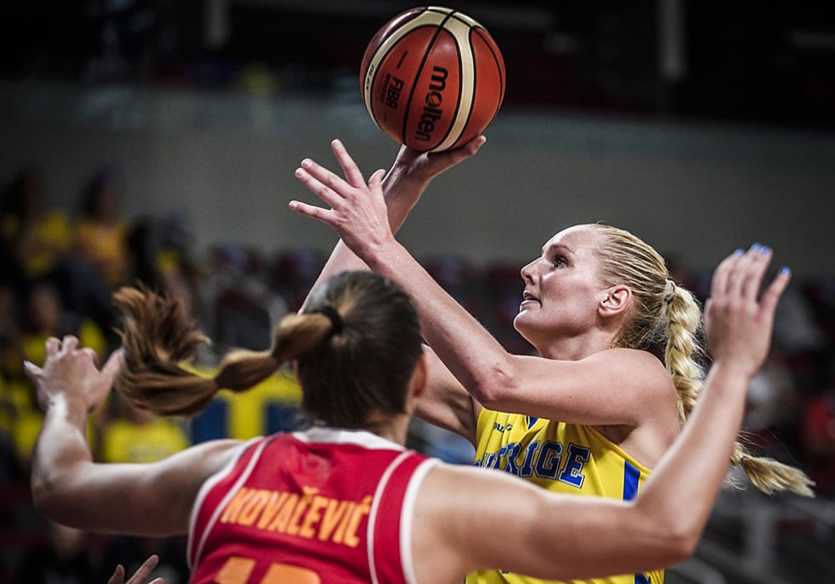 Louice Halvarsson lanza a canasta en un partido con la selección sueca ante Montenegro.