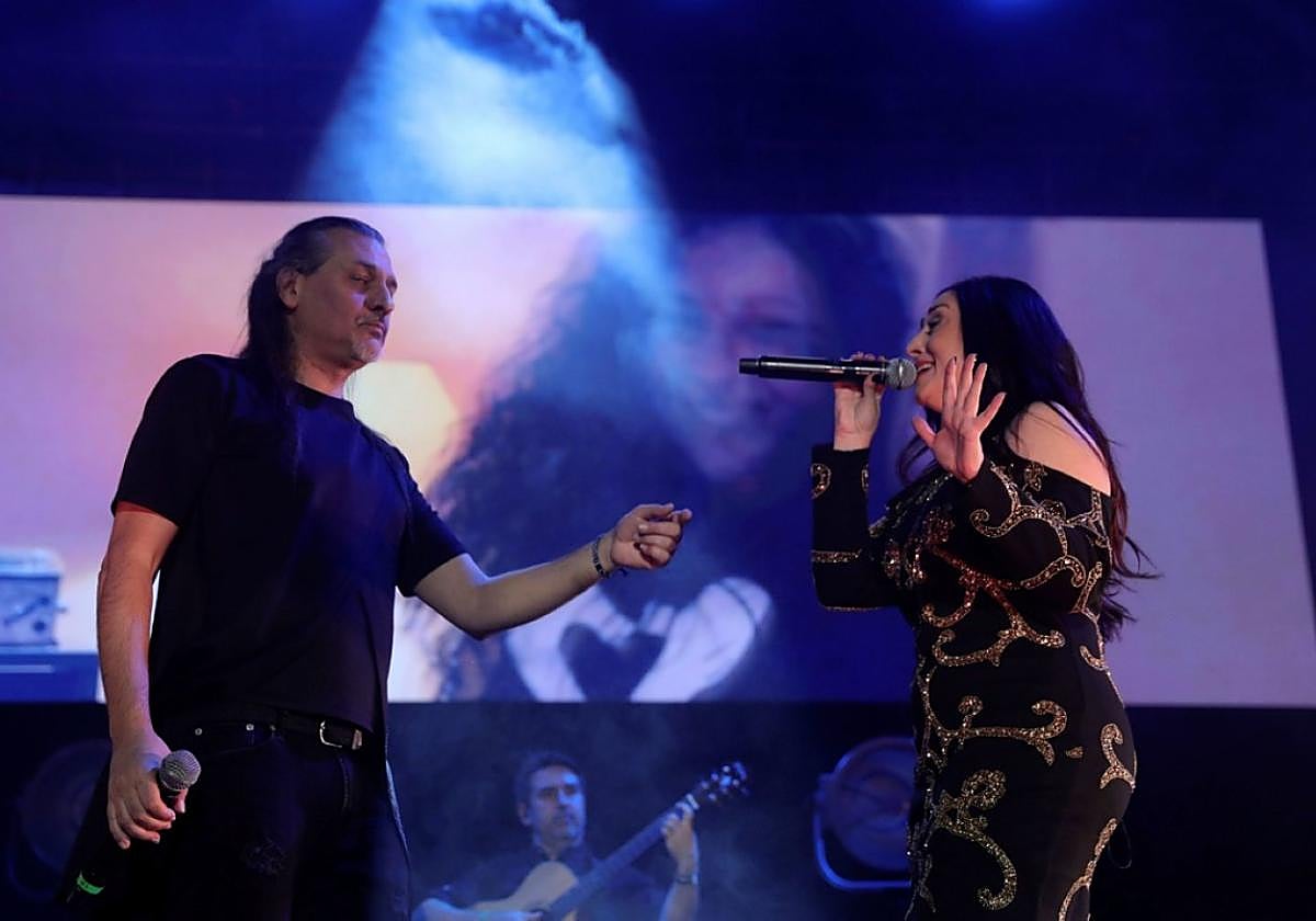 El dúo Camela ofrecerá sus canciones al público irundarra mañana en la plaza de San Juan.