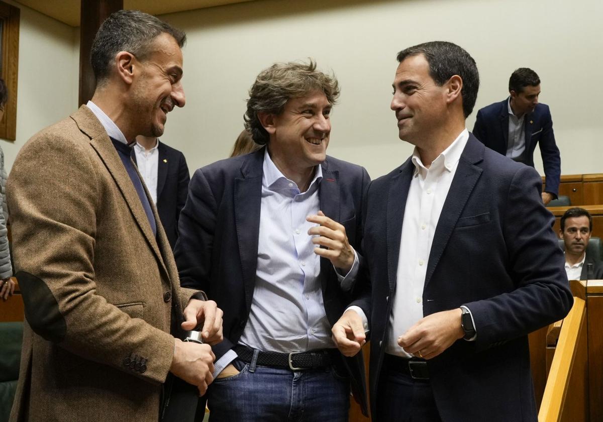 Ekain Rico, Eneko Andueza e Imanol Pradales, en el último pleno de incompatibilidades del Parlamento Vasco.