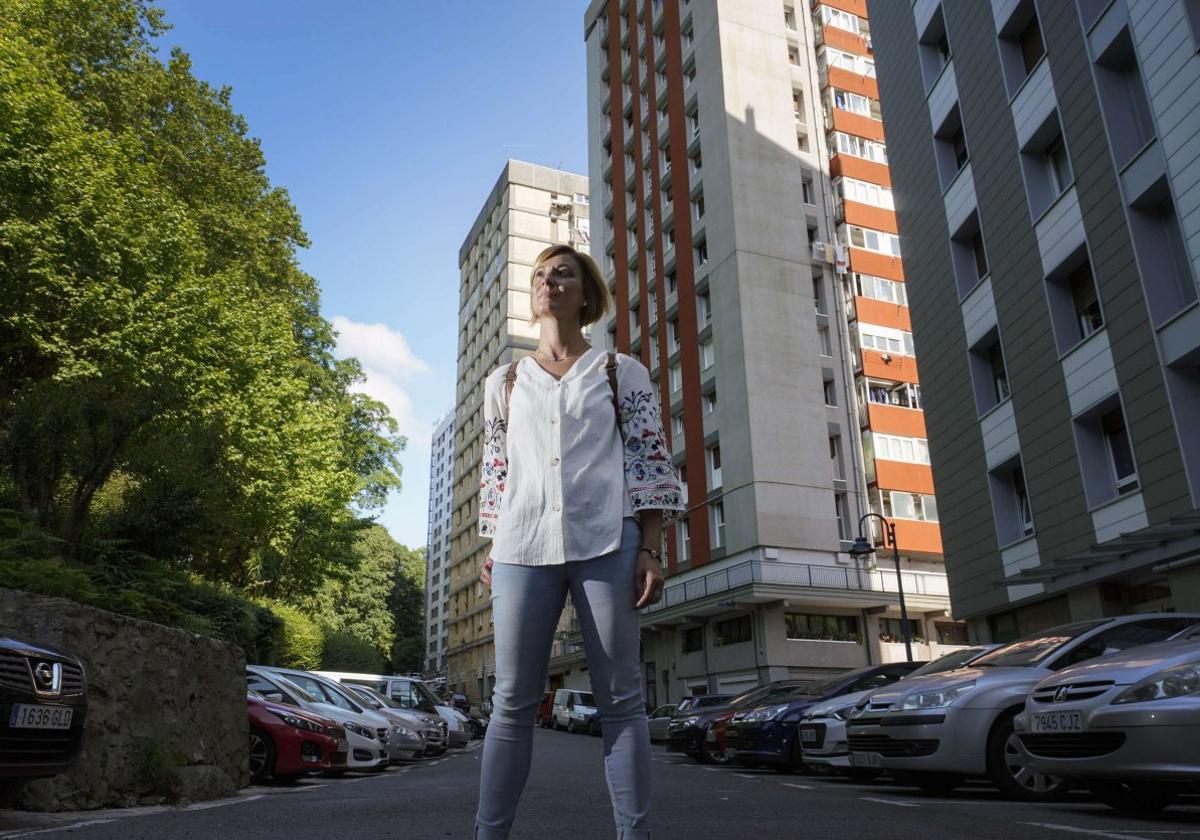 Naiara Zamarreño, hace un año, en el lugar del atentado en la calle Sorgintxulo del barrio errenteriarra de Capuchinos.