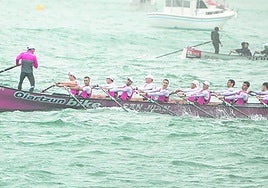 La trainera de San Juan boga sobre un mar revuelto en la bahía donostiarra durante el Campeonato de Euskadi de la semana pasada.