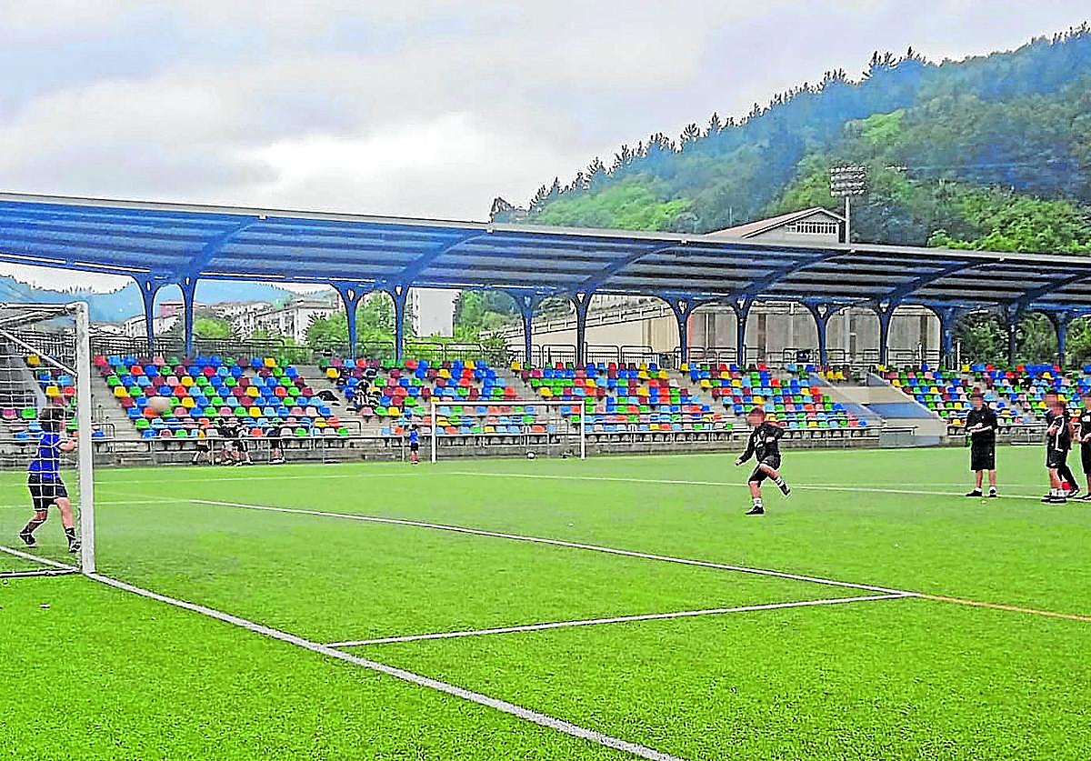 Entrenamiento de ayer en el campo de Mojategi de Arrasate de jugadores ajenos a la información