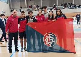 Igor Otaegui posa con el equipo cadete del club deportivo Fortuna en el polideportivo Pío Baroja.