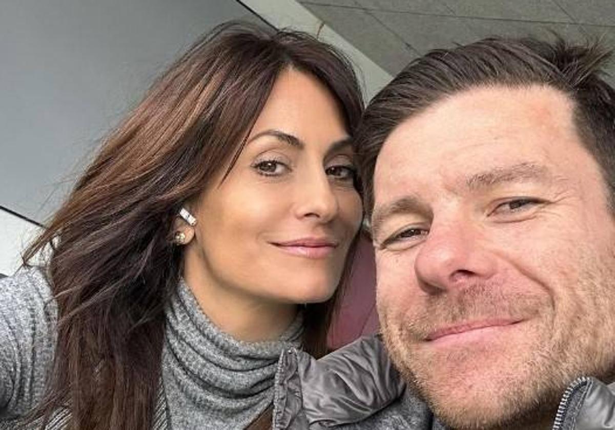 Nagore Aranburu, junto a Xabi Alonso.