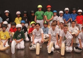 Jóvenes pelotaris durante el II Día de las Escuelas de Cesta Punta de Gipuzkoa, el pasado año en Hondarribia.