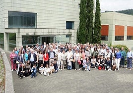 Los Arrazola el sábado delante del archivo histórico provincial ubicado en Oñati.
