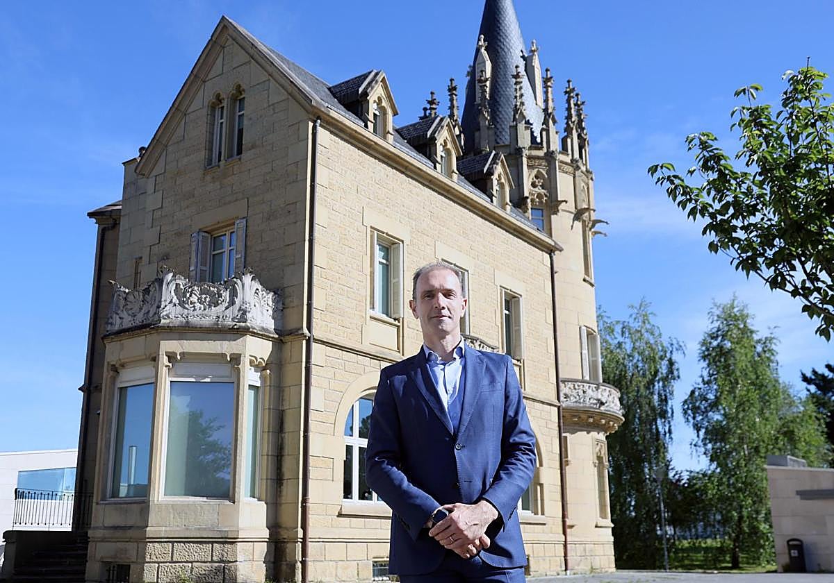 Ander Aizpurua ante las torres de Arbide, que están comunicadas por el sótano con el moderno edificio que también es sede de Kutxa Fundazioa en Miramon.