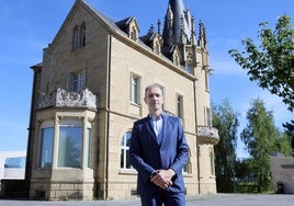 Ander Aizpurua ante las torres de Arbide, que están comunicadas por el sótano con el moderno edificio que también es sede de Kutxa Fundazioa en Miramon.