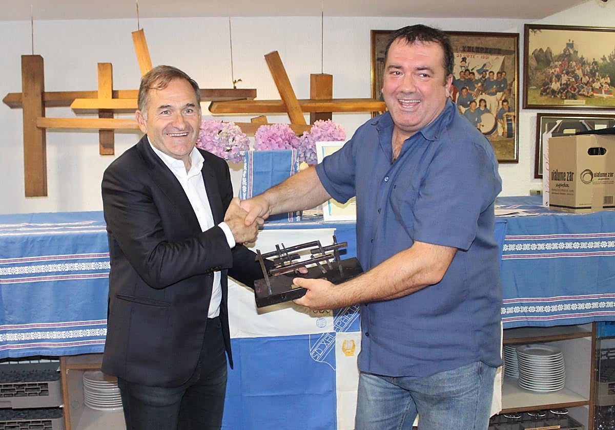 Luis Llopis recibe de manos del presidente de la sociedad Xalaparta, Aritz Etxeberria, el distintivo.