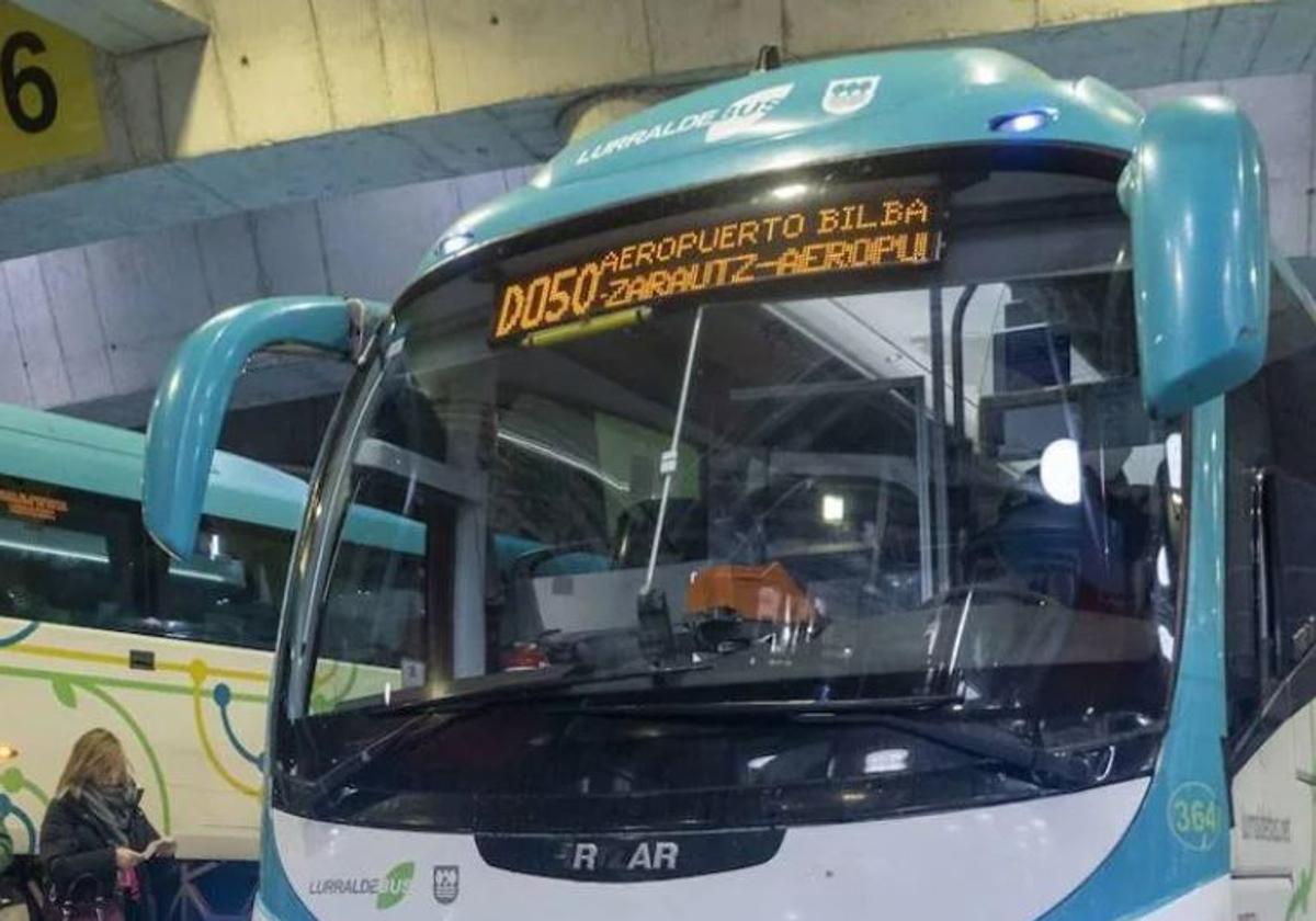 El autobús de Lurraldebus al aeropuerto de Loiu pasará a ser cada media hora este verano