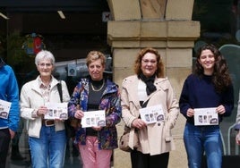 Momento de la entrega del premio a los cinco ganadores de manos de la concejal Amaia Aizpurua.