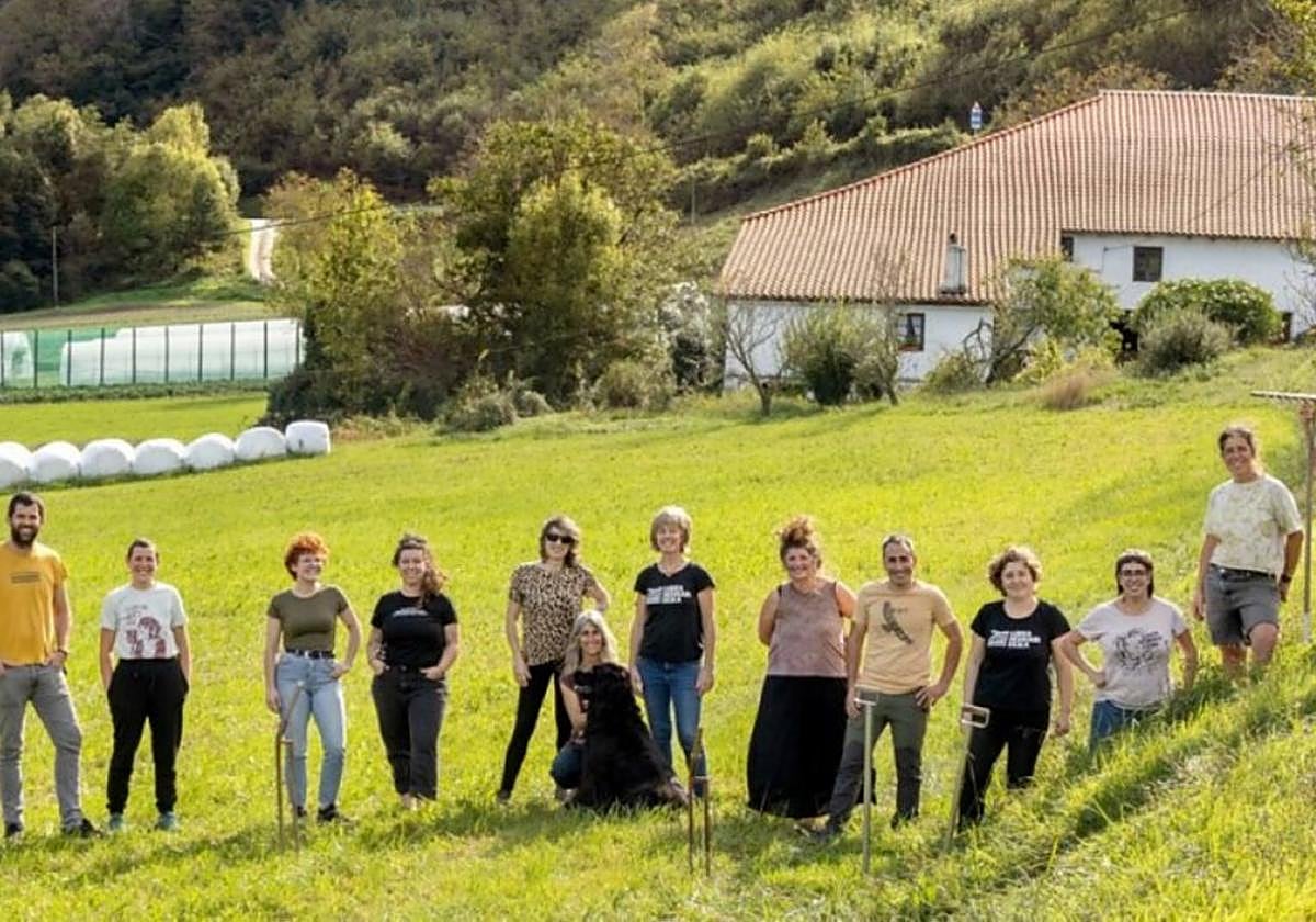 Amillubi proiektuko sustatzaileak baseriaren aurrean.