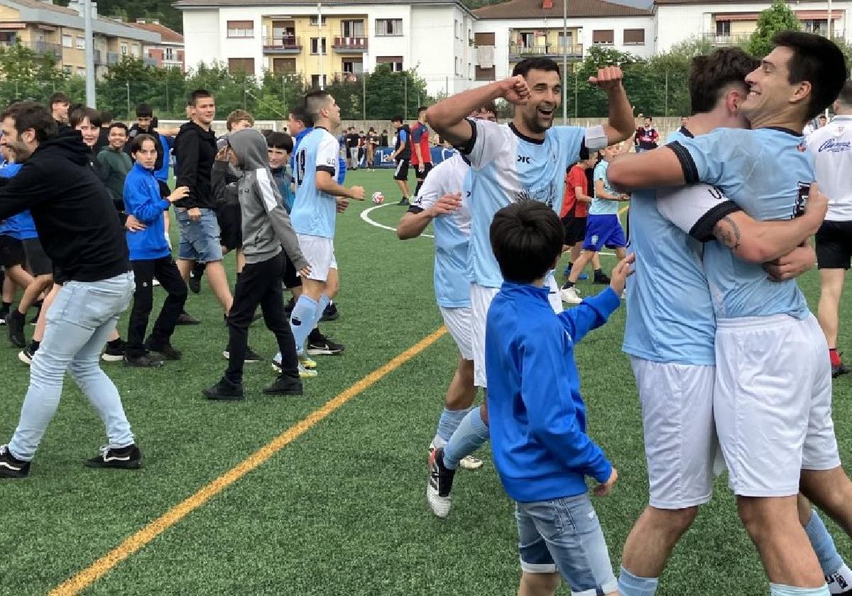 Los jugadores festejaron la victoria y el ascenso con los aficionados que saltaron al campo tras el pitido final del árbitro.