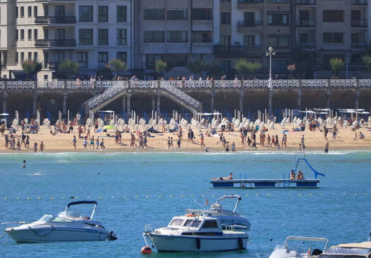 El sol fue protagonista al mediodía, lo que dio pie a mucha gente a acudir a playas como la de La Concha.