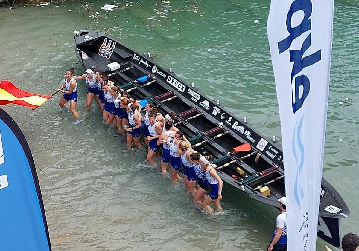 Arraun Lagunak celebra el título de campeonas de España