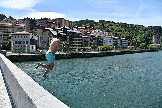 Un chapuzón para combatir el sol y calor