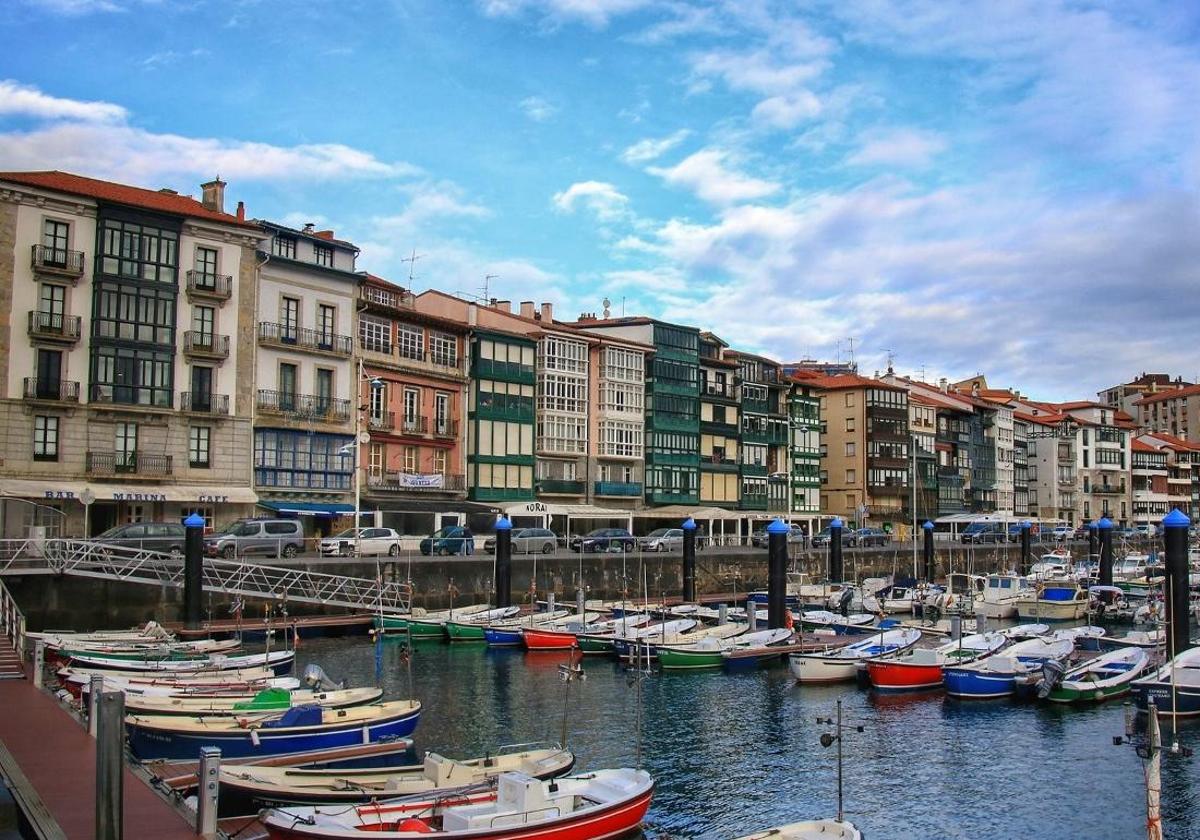 Lekeitio, con su arquitectura tradicional vasca, un reclamo para los turistas.