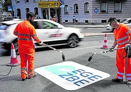 Operarios marcan la ZBE en una zona céntrica de Bilbao.
