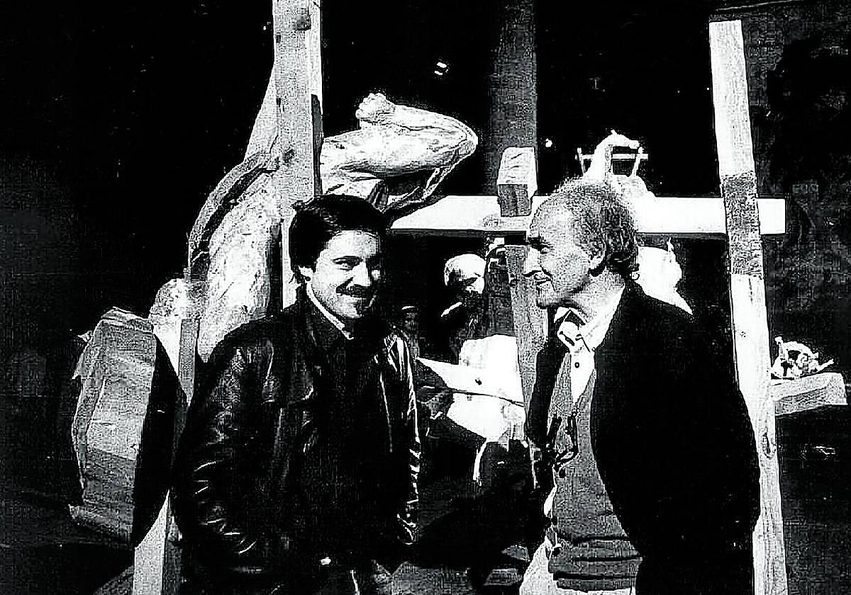 Koldobika Jauregi observa un tótem, una de las obras que expuso en el Guggenheim en 2007 dentro del programa del museo para analizar el trabajo de diferentes artistas vascos.