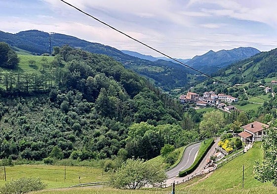Unos adolescentes insultan al grito de «español de mierda» y «maricón» a una pareja en Errezil