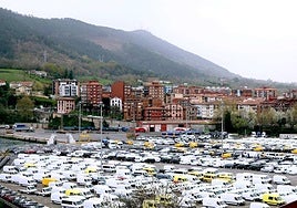 Coches en el muelle de carga del puerto de Pasaia.