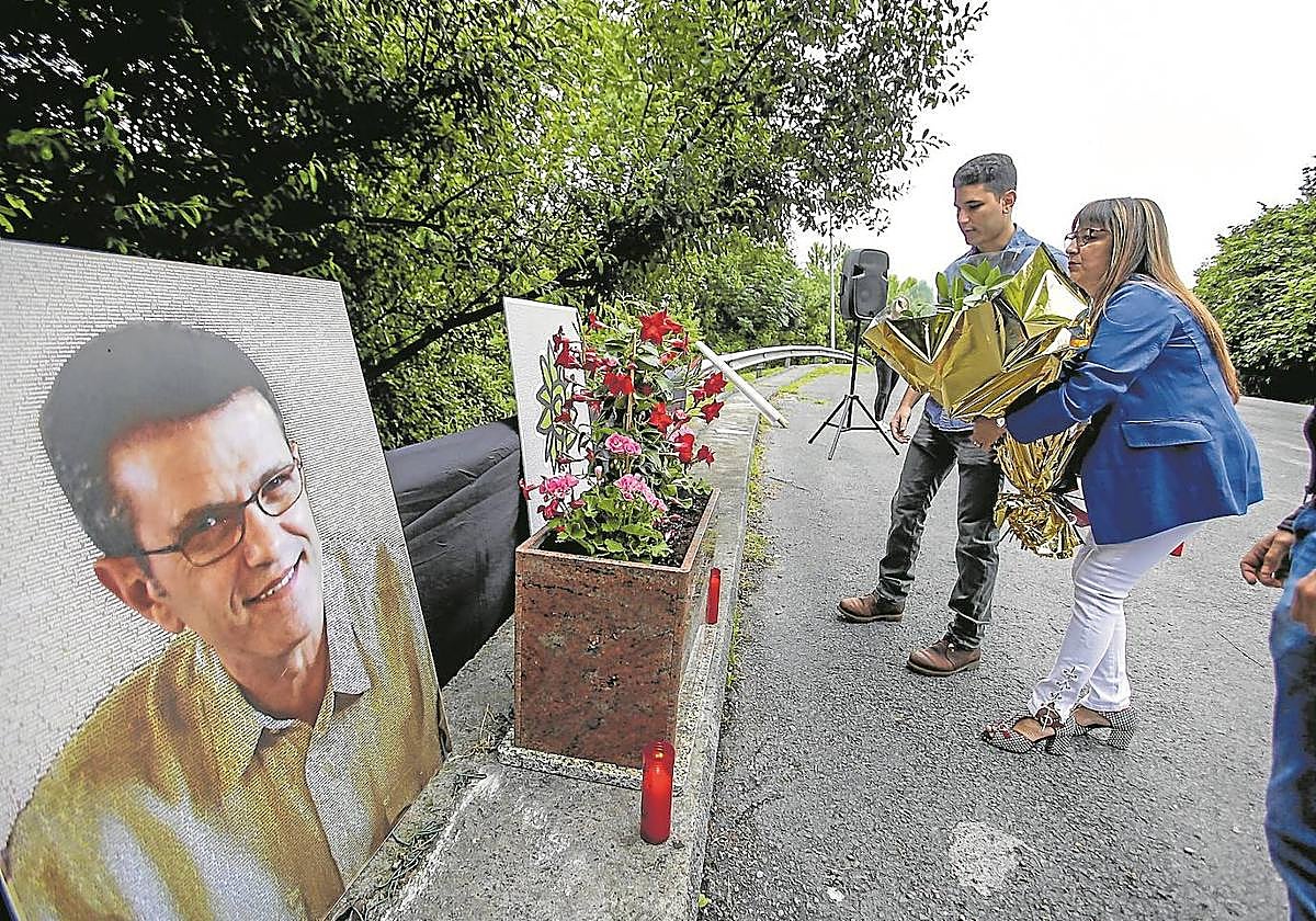 Paqui Hernández y uno de sus hijos, durante un homenaje a Eduardo Puelles en el párking de Arrigorriaga donde fue asesinado