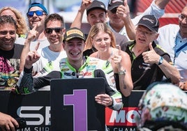 El piloto errenteriarra Iñigo Iglesias muestra el número 1 tras la victoria lograda en la primera carrera de Misano.