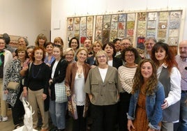 Alumnos del Taller de Cerámica de la Asociación Artística de Gipuzkoa posan delante de algunas obras que forman parte de la exposición.