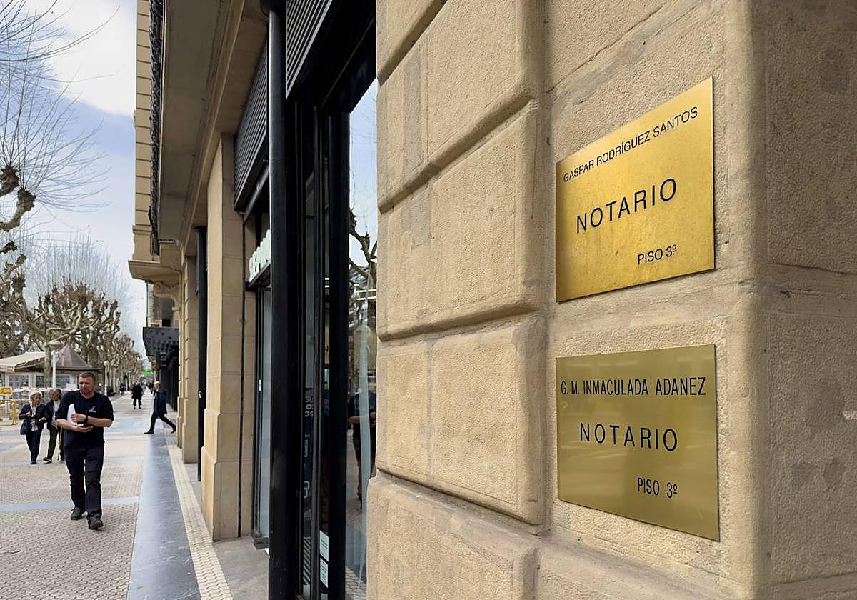 Letreros de notarios en San Sebastián.
