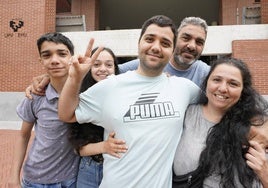 José Luis Hernández posa sonriente junto a sus padres y hermanos.