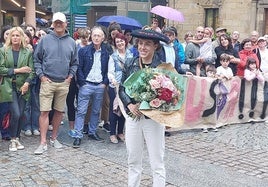 Usoa Ostolaza recibiendo el homenaje de sus familiares, amigos y vecinos.