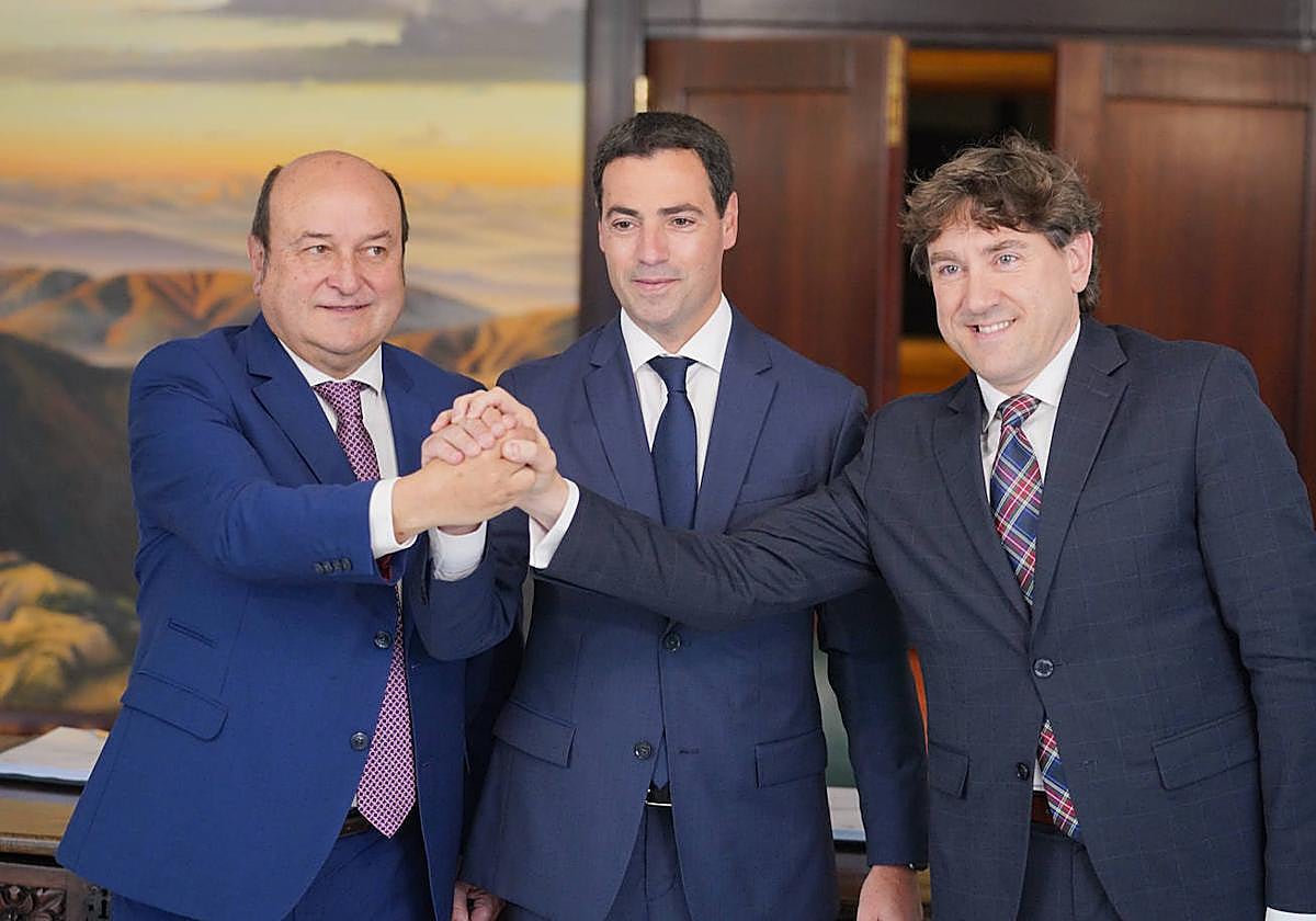 Andoni Ortuzar, Imanol Pradales y Eneko Andueza, en la firma del pacto de gobierno PNV-PSE.