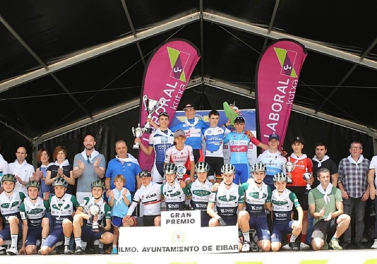 Los ganadores de cada categoría subieron al escenario para recibir su premio de la mano de las autoridades.