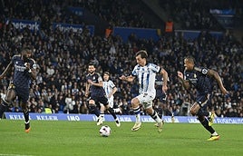 Oyarzabal conduce el balón al contraataque ante el Real Madrid.