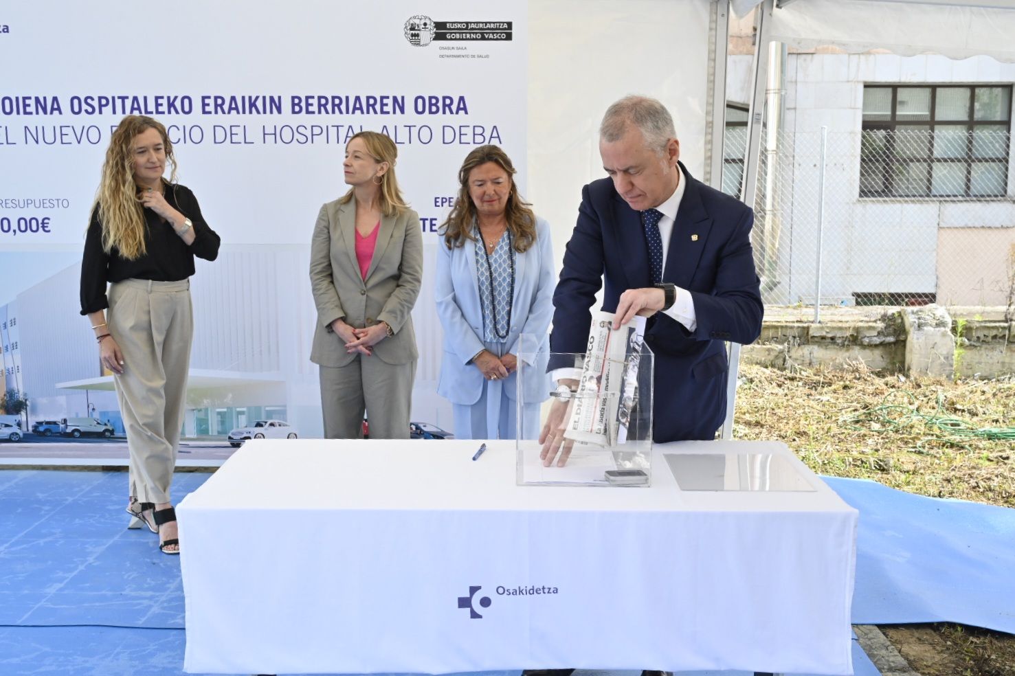 El último acto de Iñigo Urkullu, el primer cimiento del nuevo hospital de Alto Deba