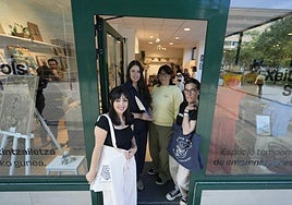 Sofía Herbón (Obras con Alma), Ainhoa Arias (Xeita) e Itziar Recalde y Maribel Olazabal (Moirss Brand), ayer en la tienda de Egia.