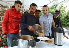 Un grupo de jóvenes migrantes, durante la comida de este martes.